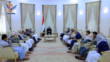 Le président Al-Mashat rencontre la commission d'enquête sur la tragique bousculade à Sanaa