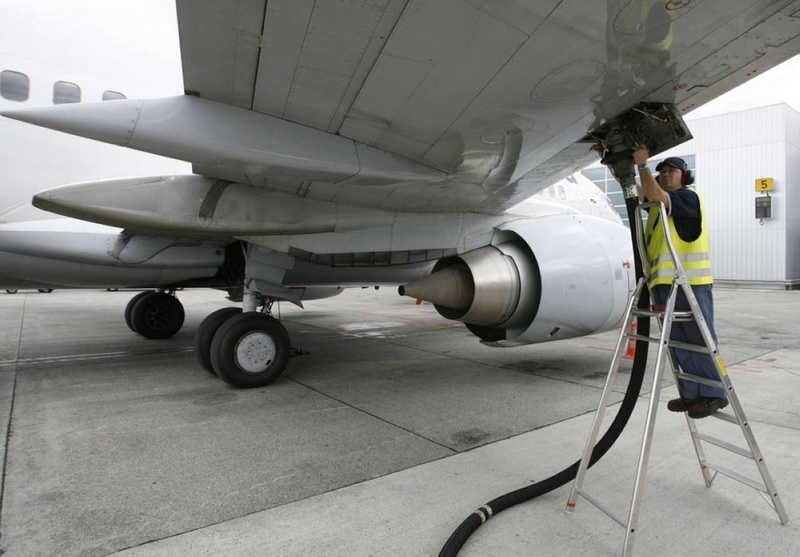 Las autoridades italianas imponen restricciones al combustible para aviones debido a la escasez de suministro
