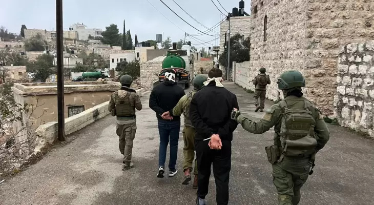 El enemigo israelí arresta a 12 palestinos en Cisjordania y Jerusalén
