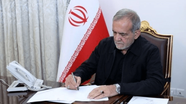 Pezeshkian firma el Memorando de Entendimiento de Islamabad entre Irán y Estados Unidos
