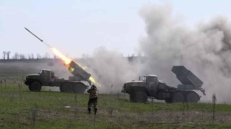 El Ministerio de Defensa ruso anuncia avance continuo en varios frentes y ataques contra instalaciones militares ucranianas