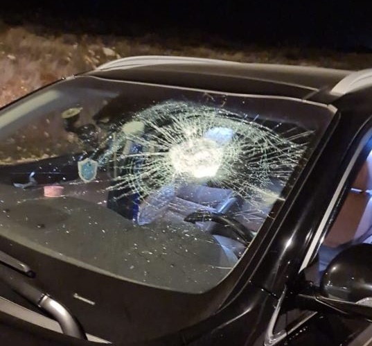 Colonos bloquean la carretera entre Jericó y Ramala y atacan vehículos palestinos