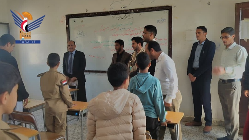 El rector de la Universidad de Sana'a inaugura los Centros de Verano Mártir Yahya Za'bal en la Escuela Azal