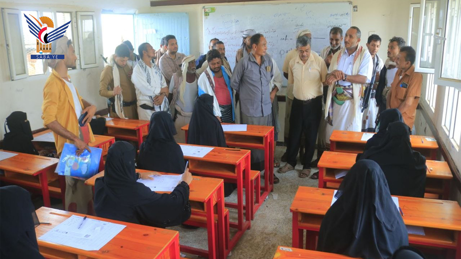El gobernador de Hodeidah inspecciona las actividades de verano y los exámenes de certificación de educación básica en Al-Durayhimi.
