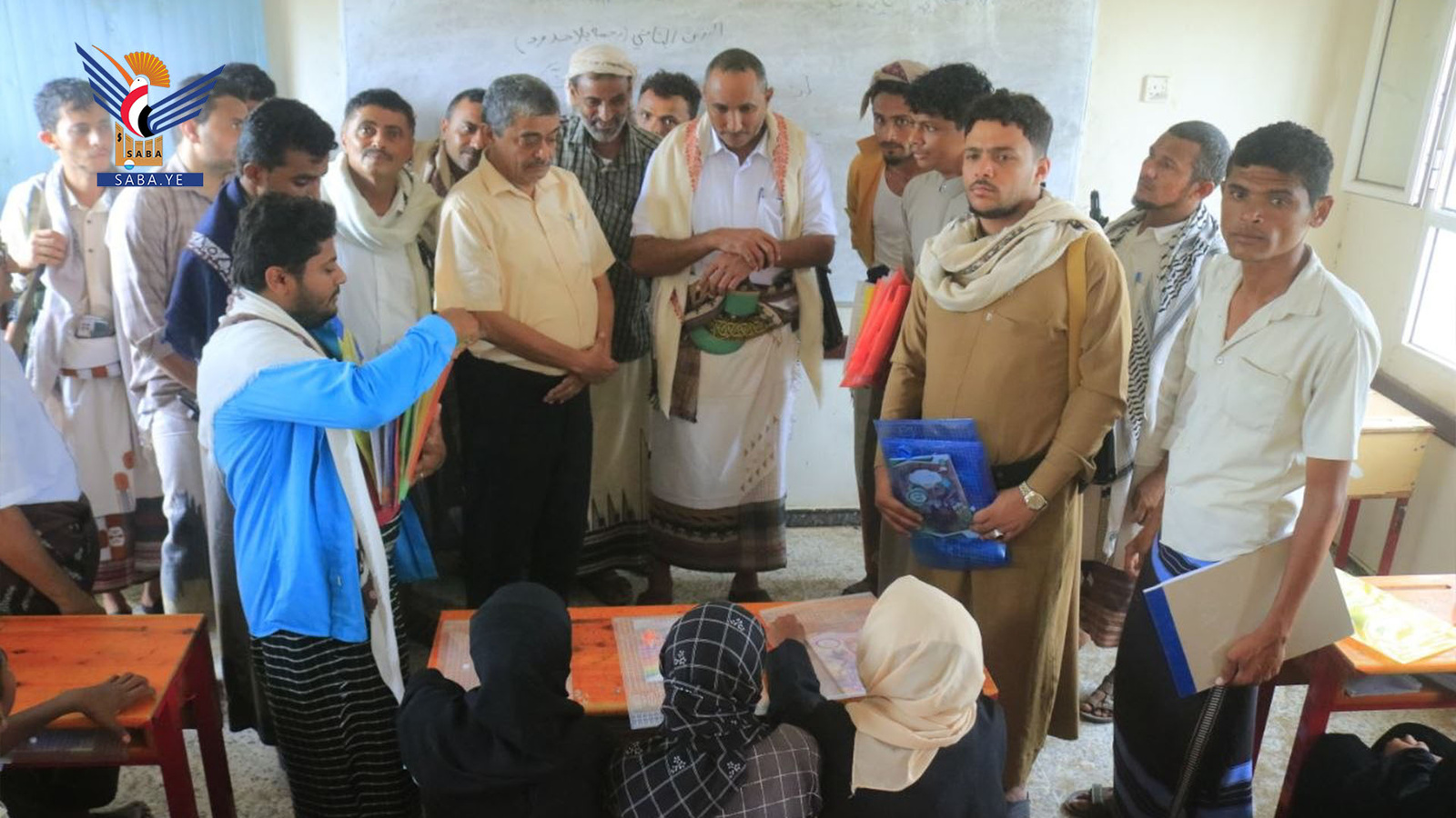 El gobernador de Hodeidah inspecciona las actividades de verano y los exámenes de certificación de educación básica en Al-Durayhimi.