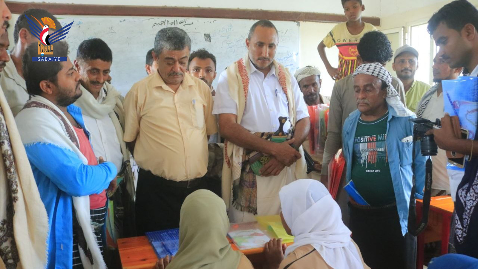 El gobernador de Hodeidah inspecciona las actividades de verano y los exámenes de certificación de educación básica en Al-Durayhimi.