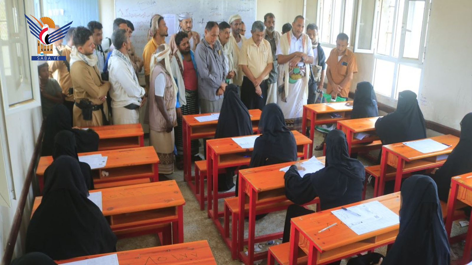 El gobernador de Hodeidah inspecciona las actividades de verano y los exámenes de certificación de educación básica en Al-Durayhimi.