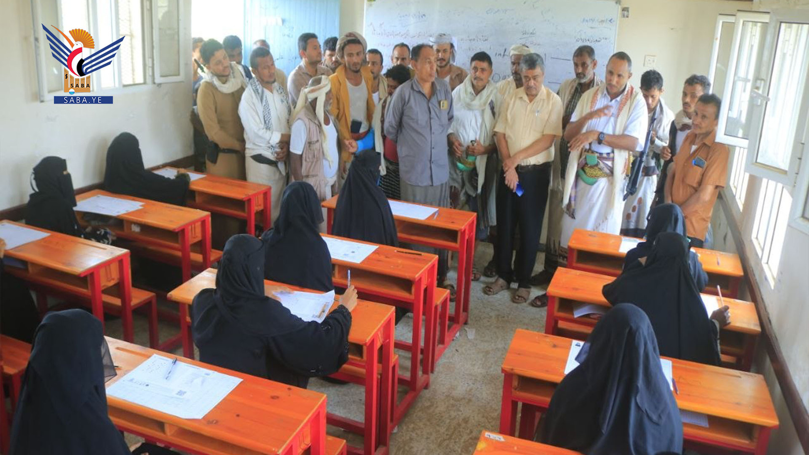El gobernador de Hodeidah inspecciona las actividades de verano y los exámenes de certificación de educación básica en Al-Durayhimi.