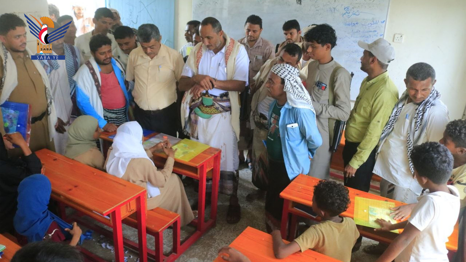 El gobernador de Hodeidah inspecciona las actividades de verano y los exámenes de certificación de educación básica en Al-Durayhimi.