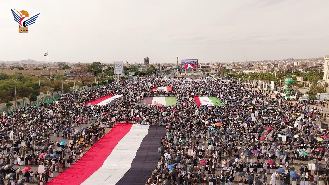 Millones de yemenitas se movilizan indignados por La Meca y la Sagrada Kaaba, rechazando cualquier insulto a los lugares sagrados