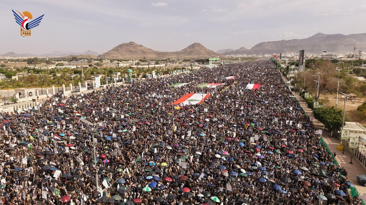 Millones de yemenitas se movilizan indignados por La Meca y la Sagrada Kaaba, rechazando cualquier insulto a los lugares sagrados