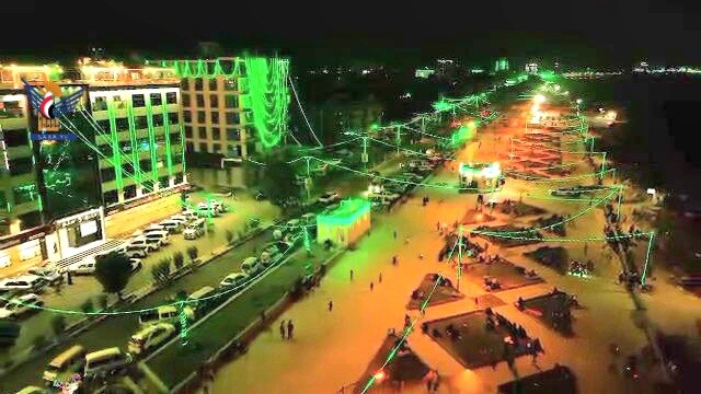 Luces de Mawlid inundan las costas de Hodeidah, escribiendo sus mensajes en verde sobre las olas