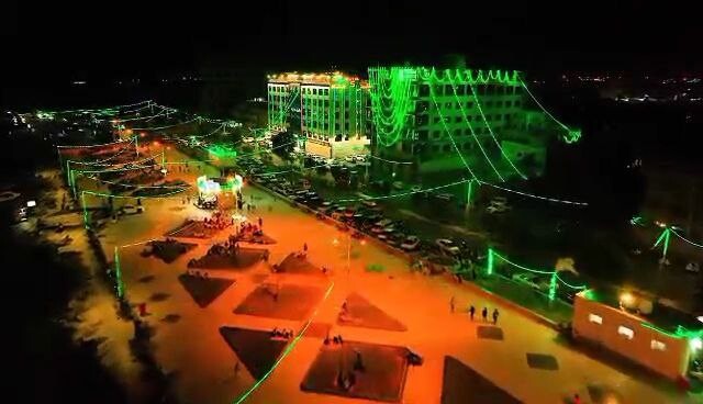 Luces de Mawlid inundan las costas de Hodeidah, escribiendo sus mensajes en verde sobre las olas