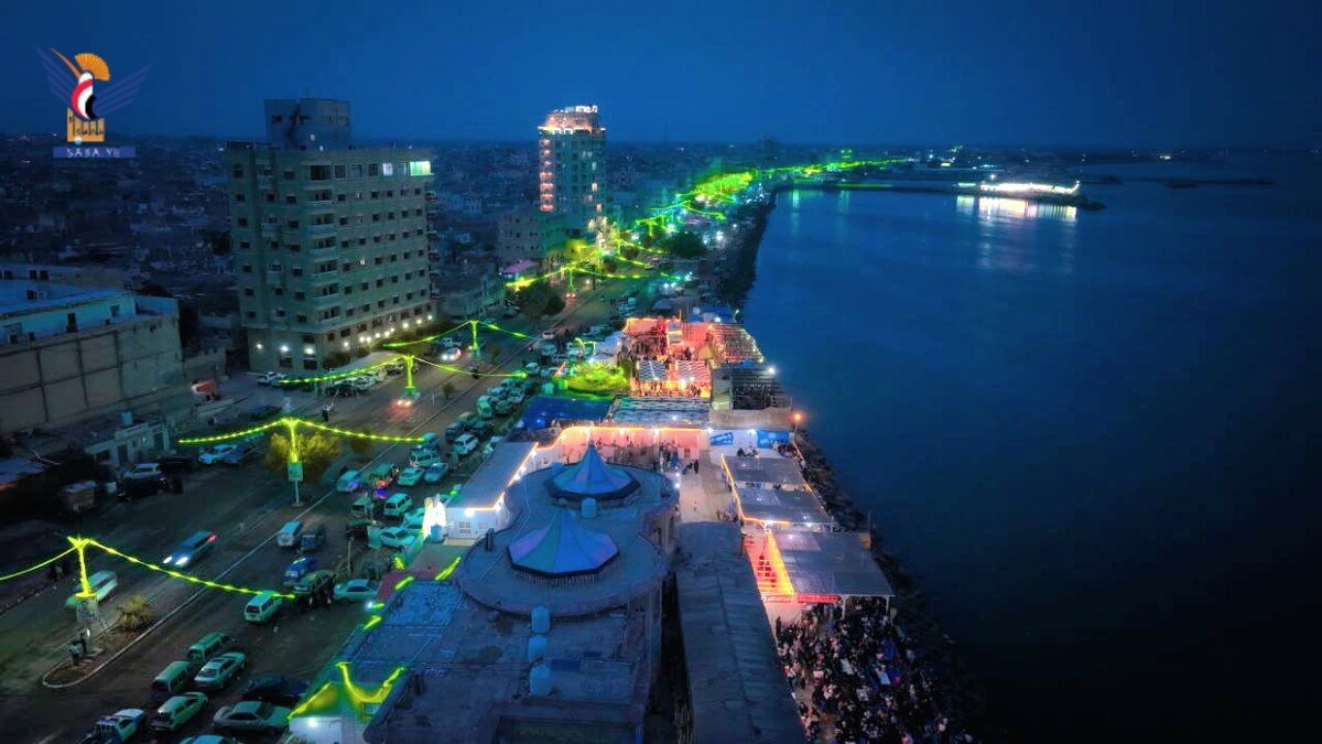 Luces de Mawlid inundan las costas de Hodeidah, escribiendo sus mensajes en verde sobre las olas