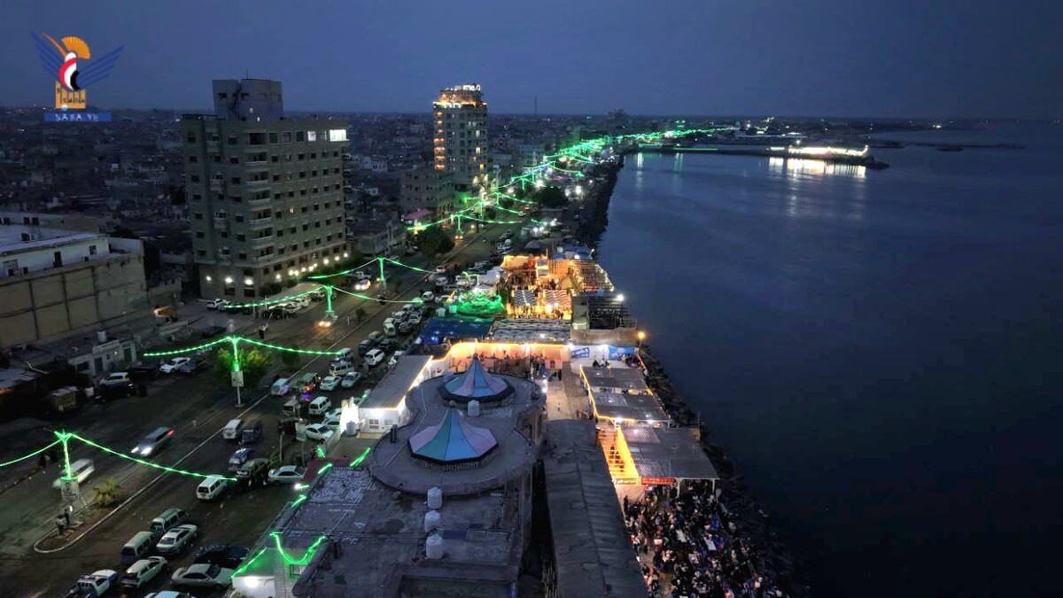 Luces de Mawlid inundan las costas de Hodeidah, escribiendo sus mensajes en verde sobre las olas
