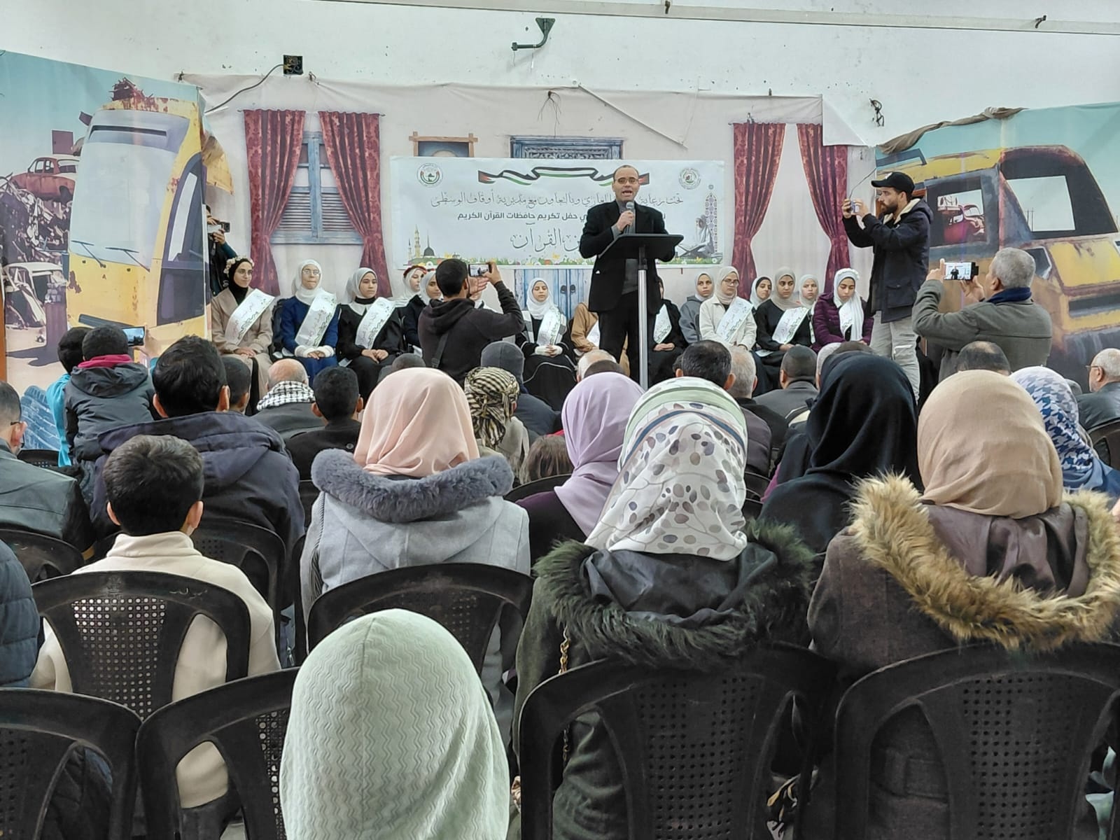 Gaza celebra la graduación de los memorizadores del Corán en el campamento Al-Maghazi