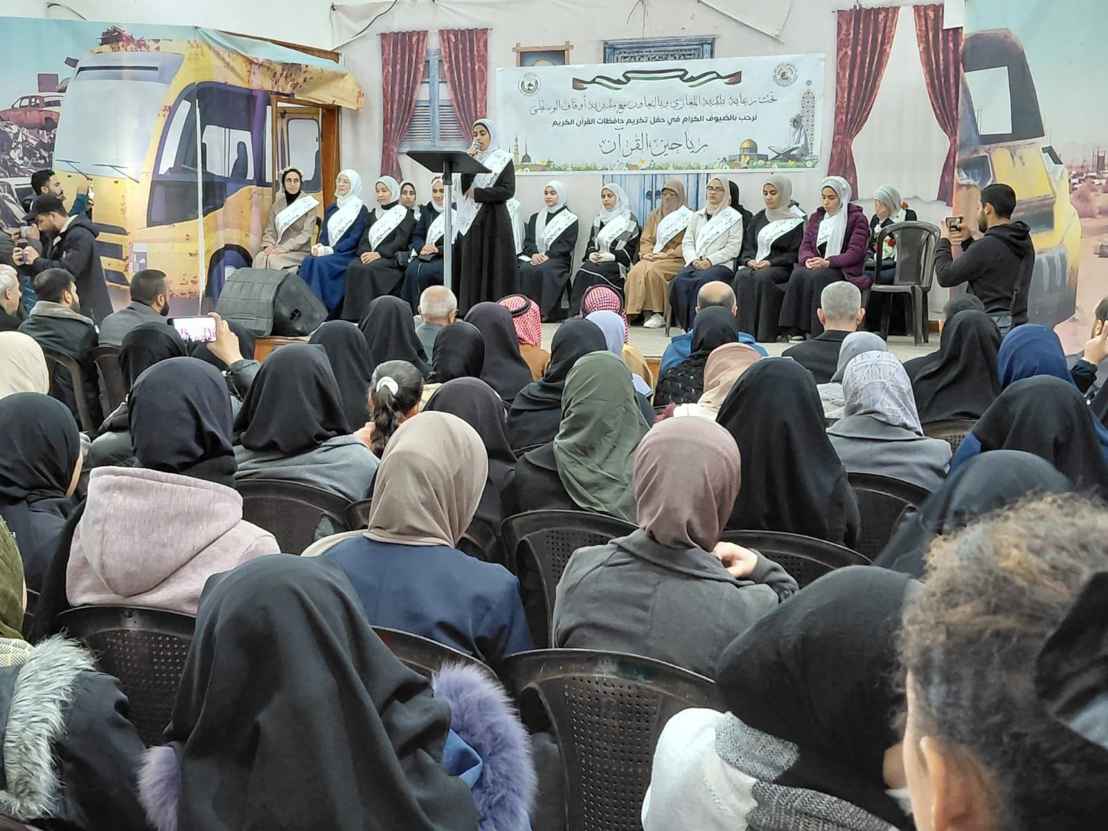 Gaza celebra la graduación de los memorizadores del Corán en el campamento Al-Maghazi