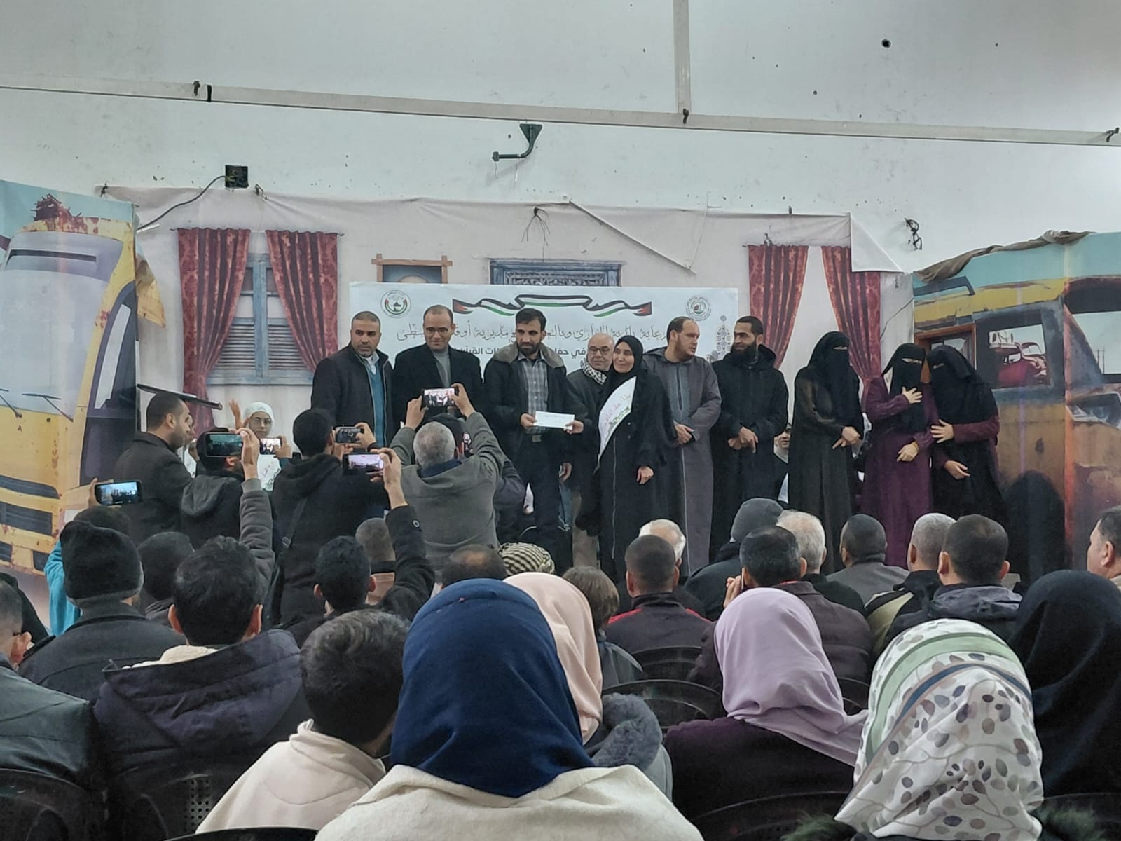 Gaza celebra la graduación de los memorizadores del Corán en el campamento Al-Maghazi