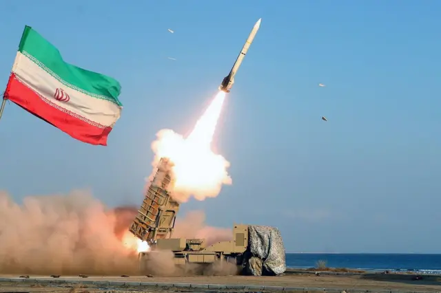 Fortalezas de Irán frente a la estrategia del " el hombre loco" de bloquear el estrecho de Ormuz
