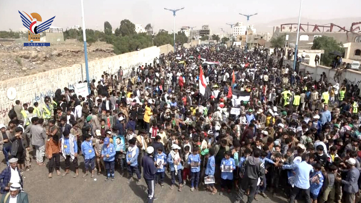 Masivas marchas estudiantiles yemenítas en solidaridad con los niños de Gaza y su compromiso de apoyarlos hasta la victoria