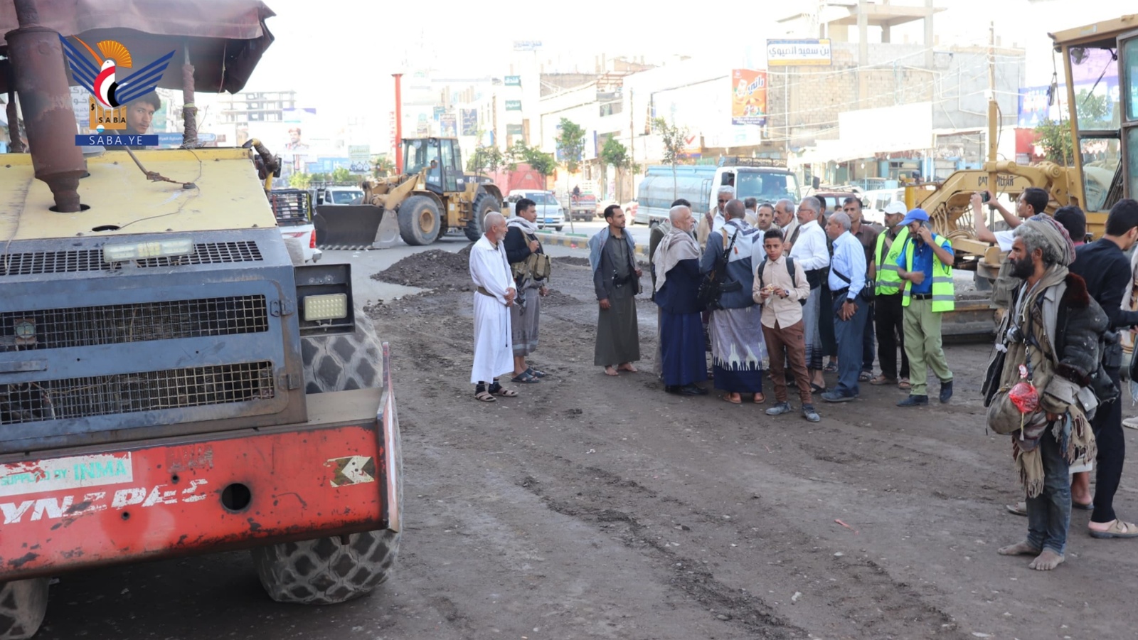 Qahim y Al-Shaghdiri inspeccionan el avance de varios proyectos viales en Al-Dhali'