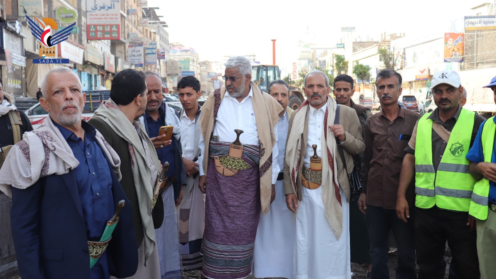 Qahim y Al-Shaghdiri inspeccionan el avance de varios proyectos viales en Al-Dhali'
