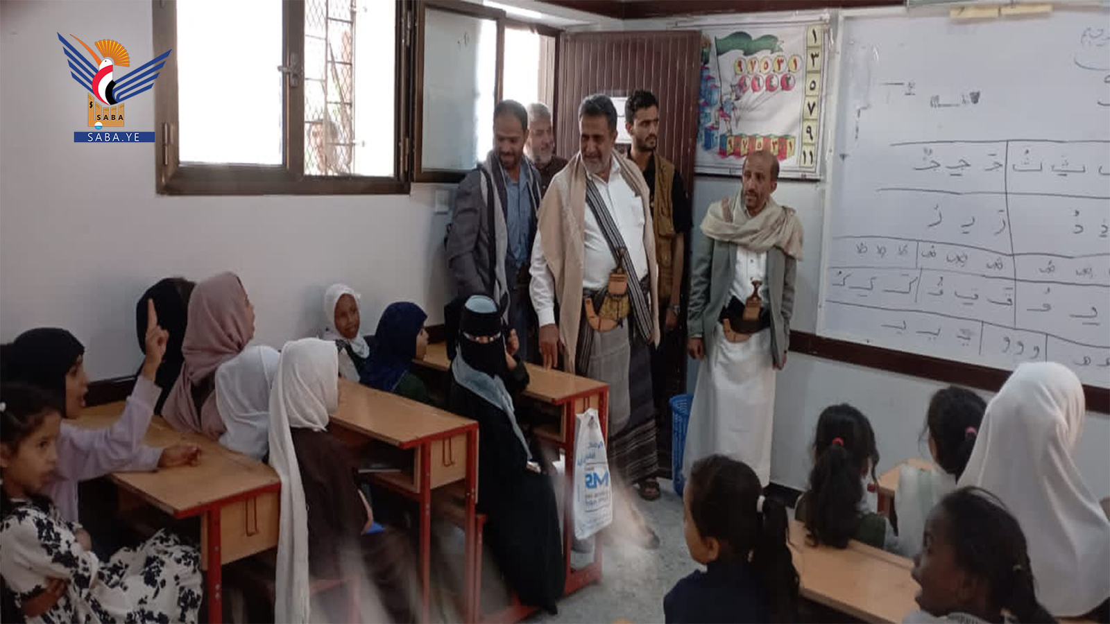 El gobernador de Al-Bayda inspecciona los exámenes de certificación de educación básica y los cursos de verano
