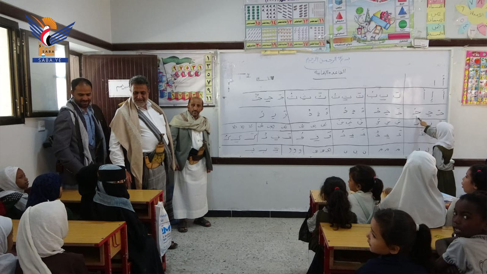 El gobernador de Al-Bayda inspecciona los exámenes de certificación de educación básica y los cursos de verano