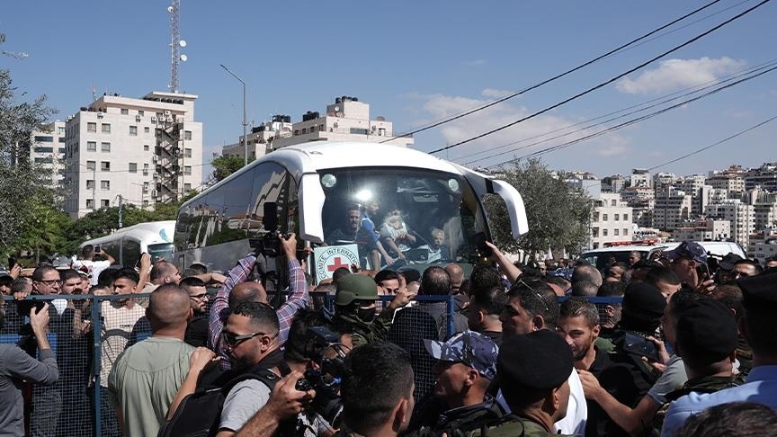 Casi 2.000 prisioneros palestinos liberados en el mayor acuerdo de intercambio de prisioneros entre la Resistencia y el enemigo israelí
