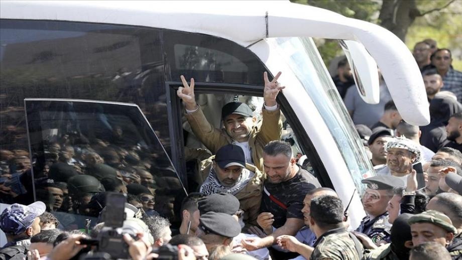 Casi 2.000 prisioneros palestinos liberados en el mayor acuerdo de intercambio de prisioneros entre la Resistencia y el enemigo israelí