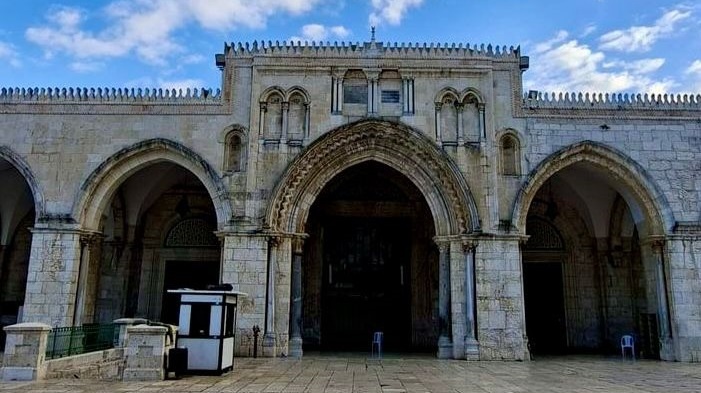 El Dr. Jamal Amr, investigador de asuntos de Jerusalén, declaró a Saba: El enemigo israelí ha acabado con el control musulmán sobre la mezquita de Al-Aqsa