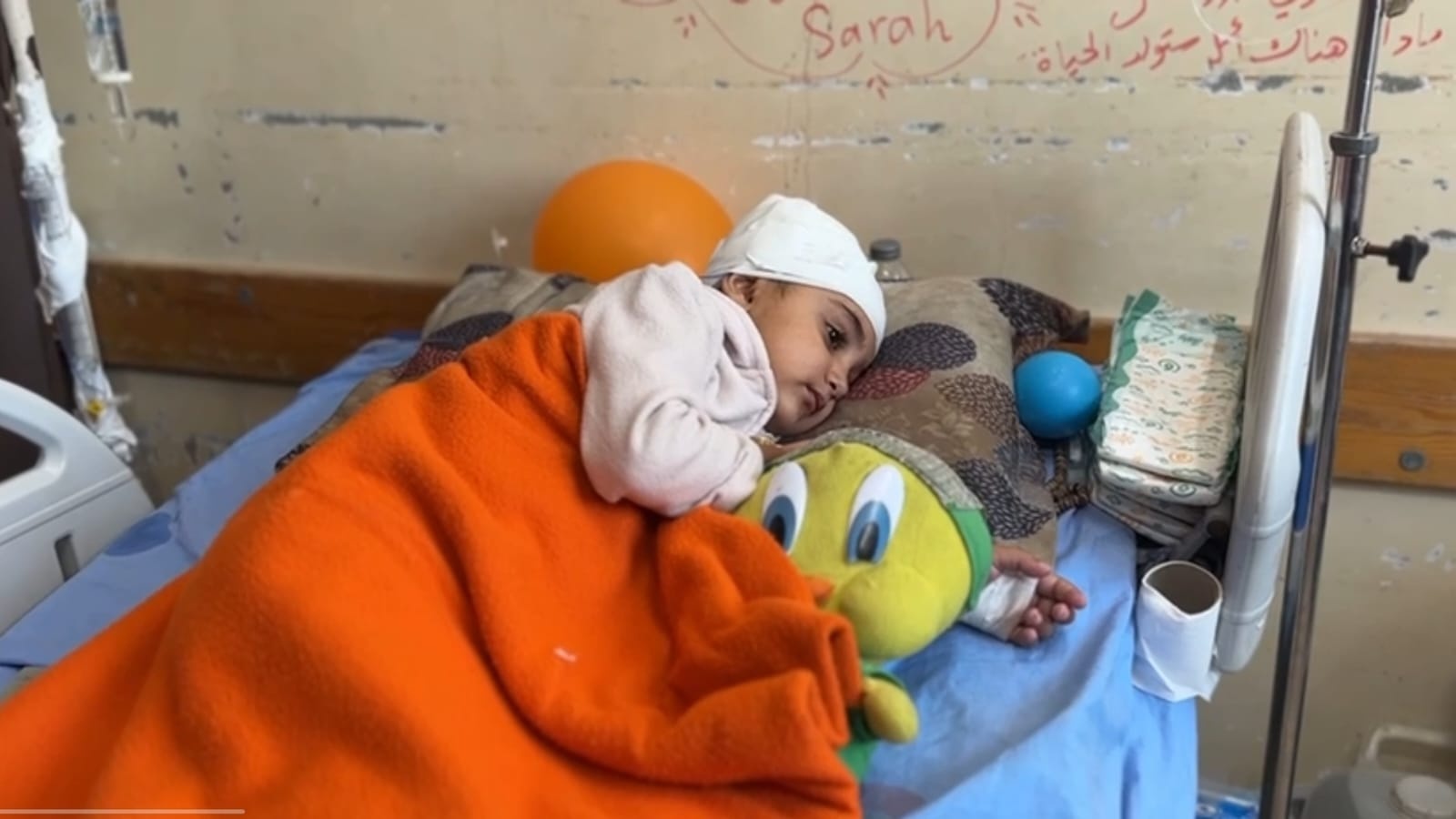 Desde el corazón de la sangrienta Gaza: Sarah, una niña que perdió la vista a manos del enemigo israelí, privando a su familia de toda esperanza de tratamiento.