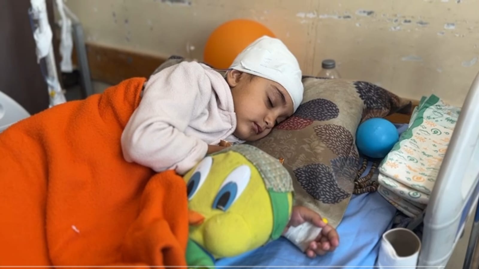 Desde el corazón de la sangrienta Gaza: Sarah, una niña que perdió la vista a manos del enemigo israelí, privando a su familia de toda esperanza de tratamiento.