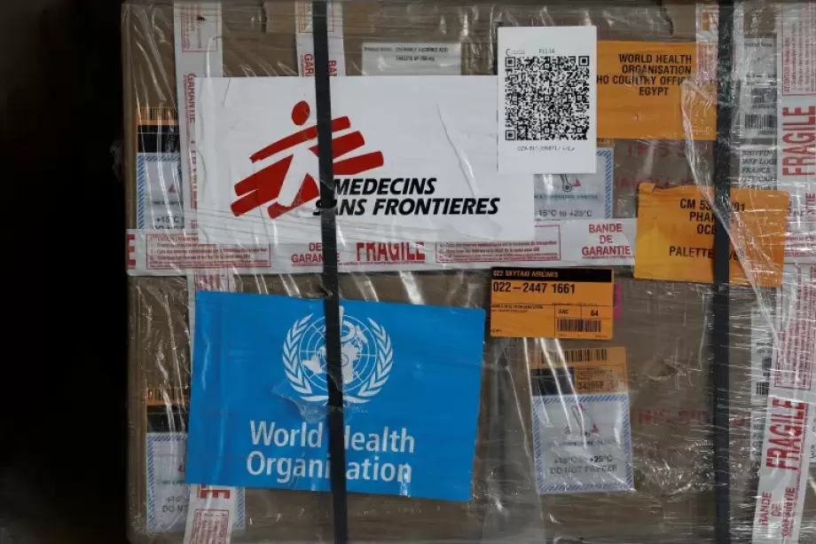 La decisión del enemigo israelí de prohibir las organizaciones humanitarias: entre el control de la seguridad y la asfixia del pueblo palestino