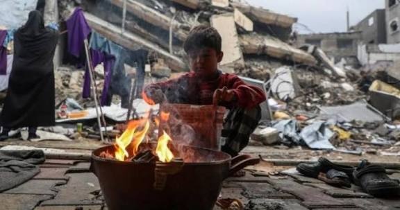La decisión del enemigo israelí de prohibir las organizaciones humanitarias: entre el control de la seguridad y la asfixia del pueblo palestino