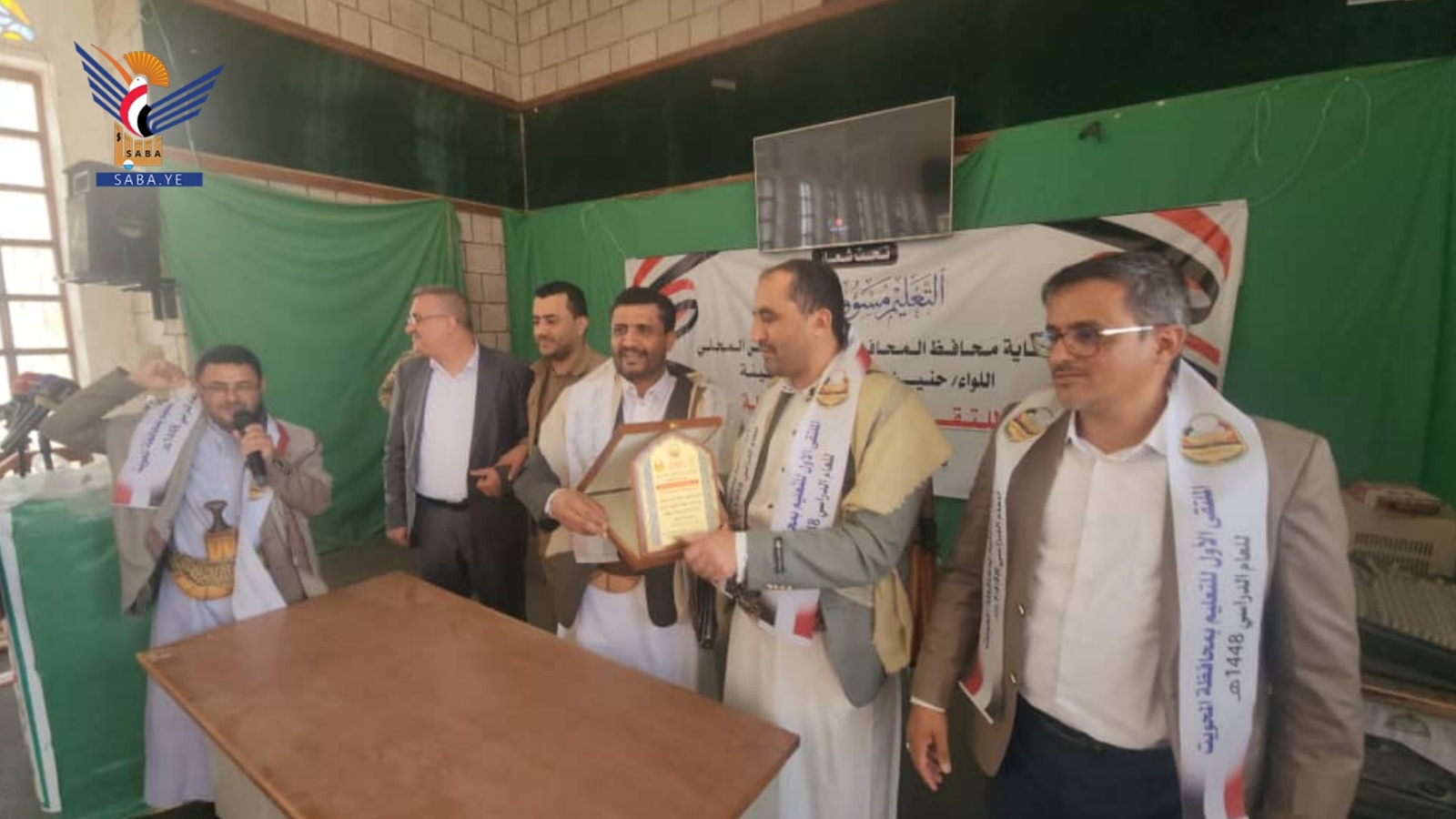 El Ministerio de Educación homenajea a la Gobernadora de Al Mahwit y al Responsable de Movilización por su labor en apoyo a la educación