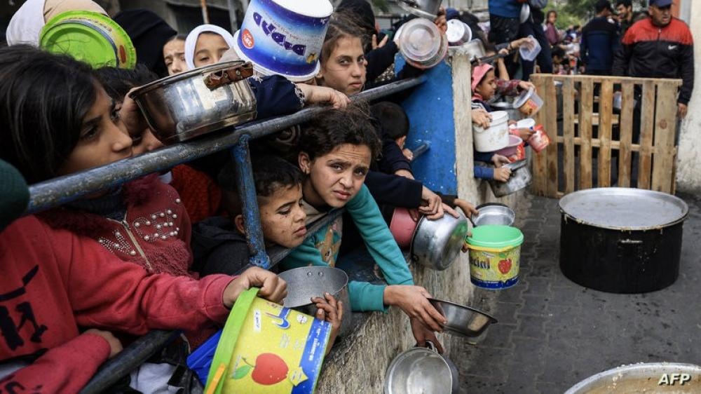 Experto palestino A  Saba: La decisión israelí respecto a las organizaciones de ayuda tiene como objetivo ejercer control de seguridad sobre la ayuda en Gaza.