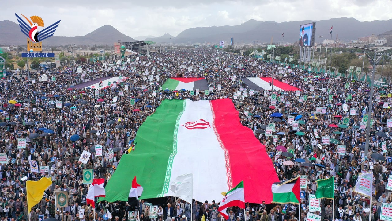 Una multitud multitudinaria se reunió en Sana'a para la manifestación "Con Irán y el Líbano, Conmemoramos el Día de la Distinción"
