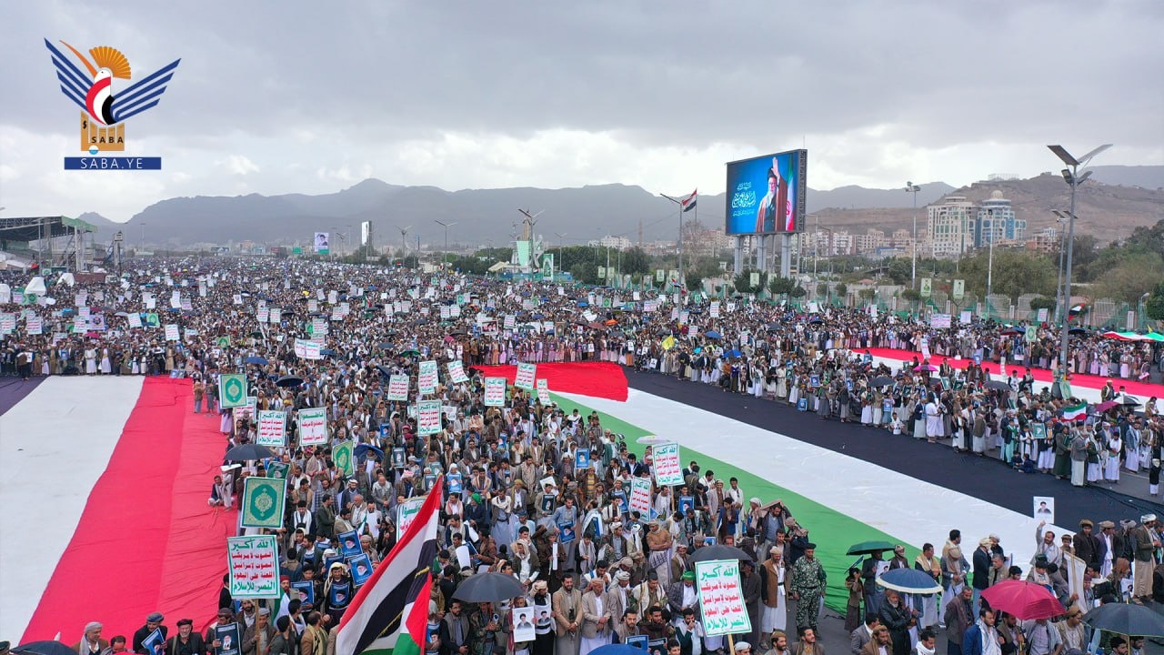 Una multitud multitudinaria se reunió en Sana'a para la manifestación "Con Irán y el Líbano, Conmemoramos el Día de la Distinción"