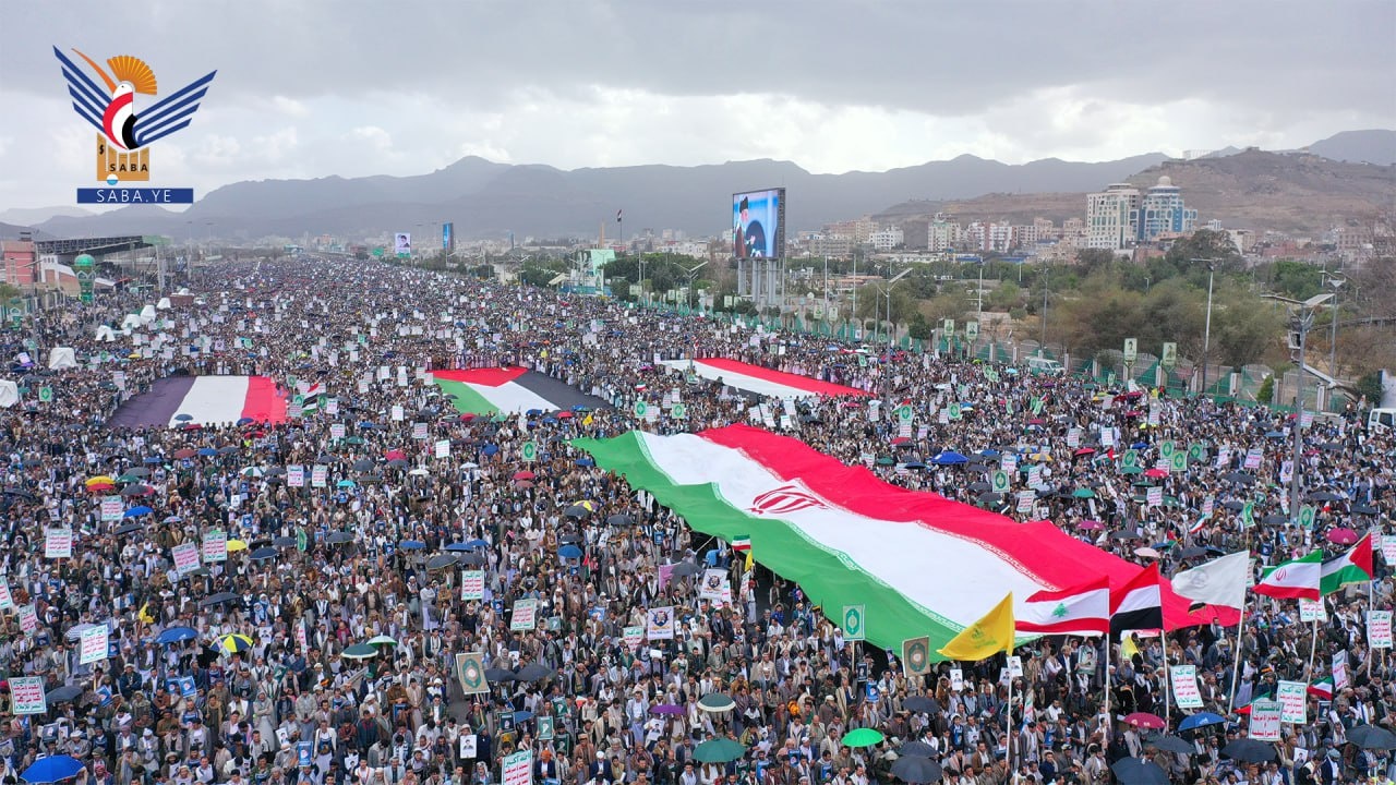 Una multitud multitudinaria se reunió en Sana'a para la manifestación "Con Irán y el Líbano, Conmemoramos el Día de la Distinción"