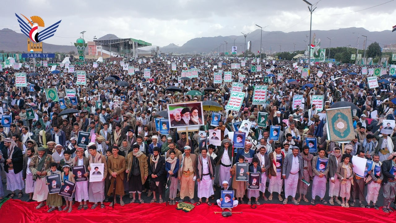 Una multitud multitudinaria se reunió en Sana'a para la manifestación "Con Irán y el Líbano, Conmemoramos el Día de la Distinción"