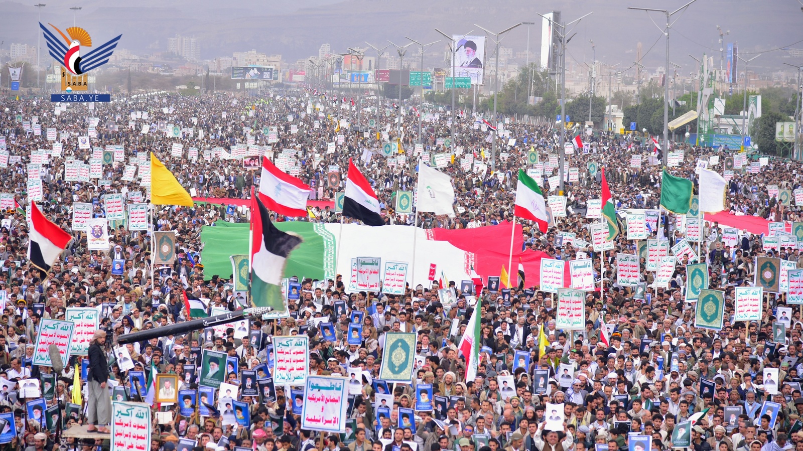 Una multitud multitudinaria se reunió en Sana'a para la manifestación "Con Irán y el Líbano, Conmemoramos el Día de la Distinción"