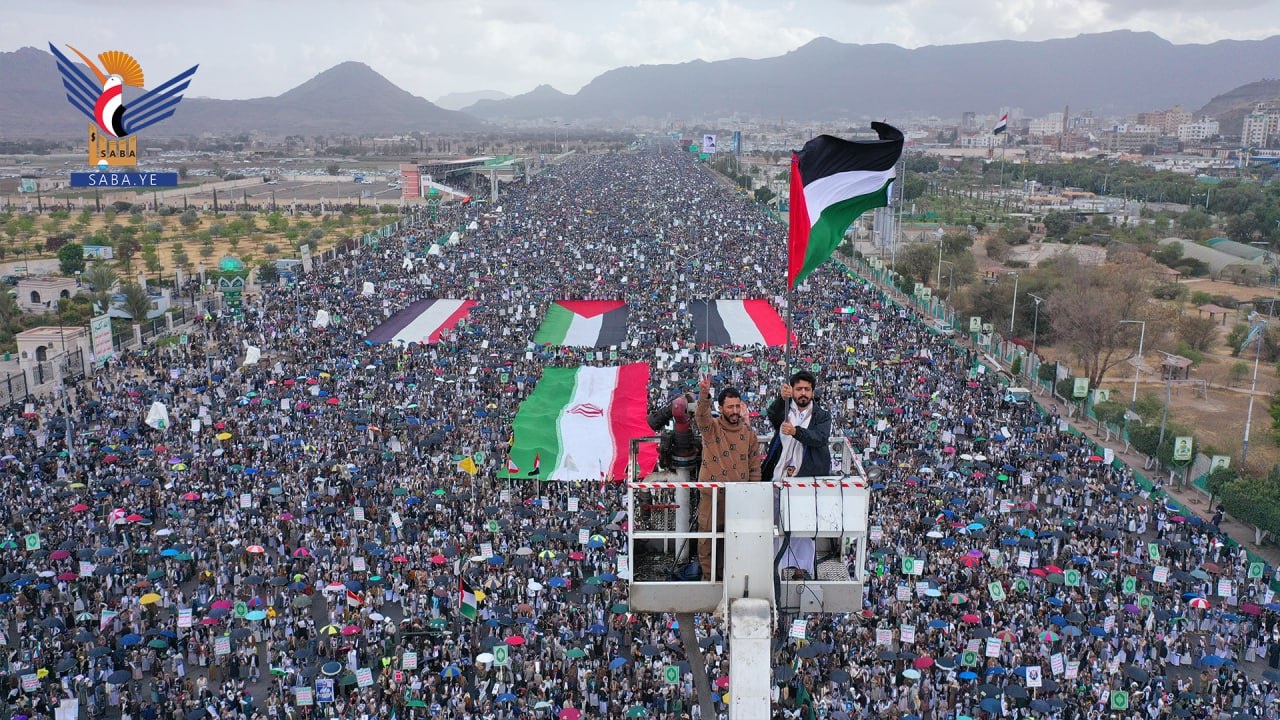 Una multitud multitudinaria se reunió en Sana'a para la manifestación "Con Irán y el Líbano, Conmemoramos el Día de la Distinción"