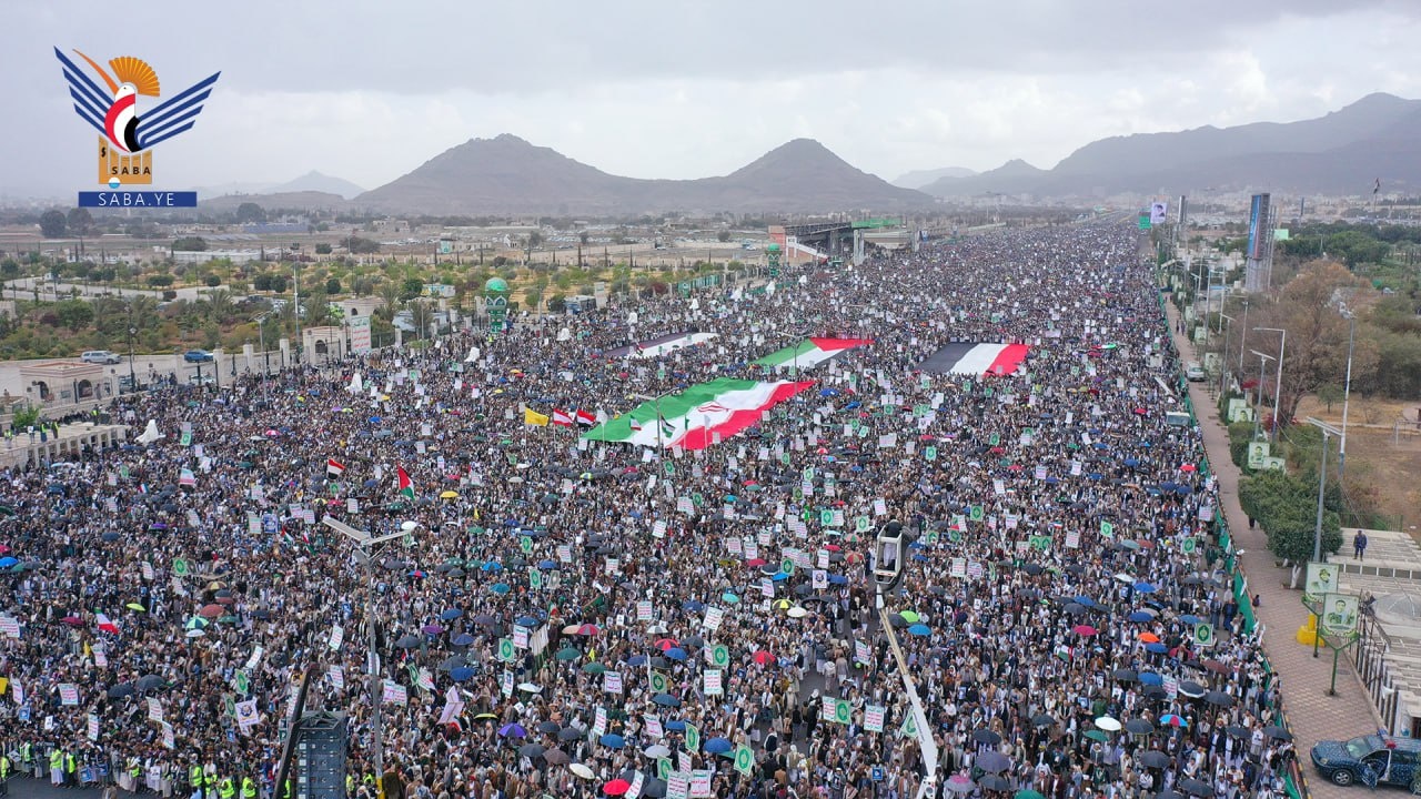Una multitud multitudinaria se reunió en Sana'a para la manifestación "Con Irán y el Líbano, Conmemoramos el Día de la Distinción"