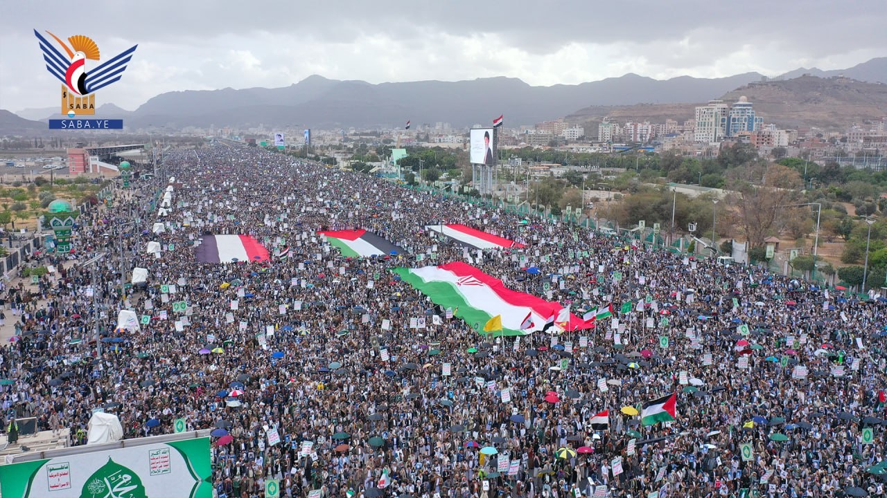 Una multitud multitudinaria se reunió en Sana'a para la manifestación "Con Irán y el Líbano, Conmemoramos el Día de la Distinción"