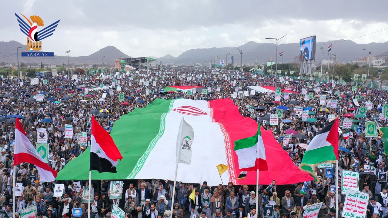 Una multitud multitudinaria se reunió en Sana'a para la manifestación "Con Irán y el Líbano, Conmemoramos el Día de la Distinción"