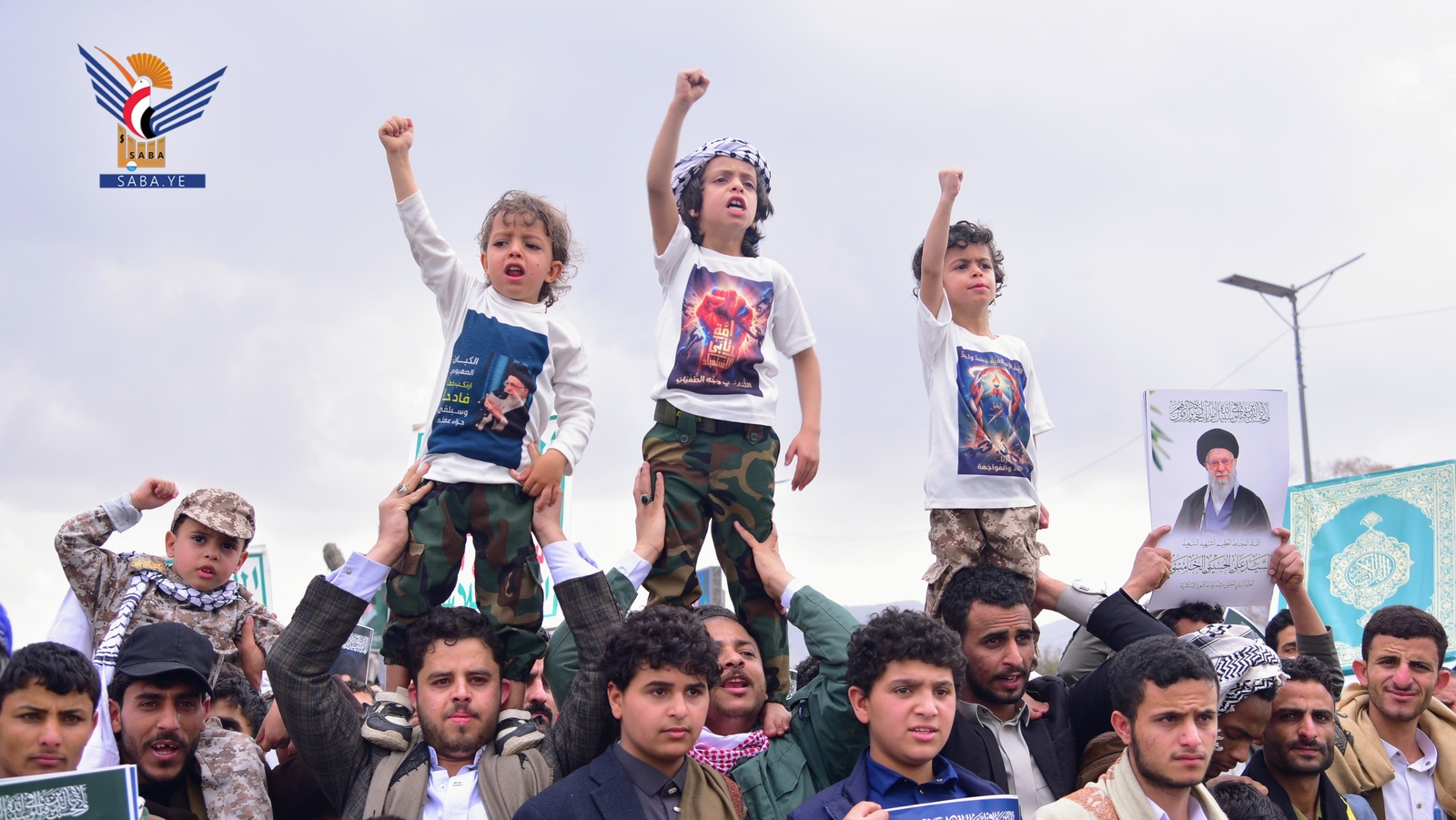 Una multitud multitudinaria se reunió en Sana'a para la manifestación "Con Irán y el Líbano, Conmemoramos el Día de la Distinción"