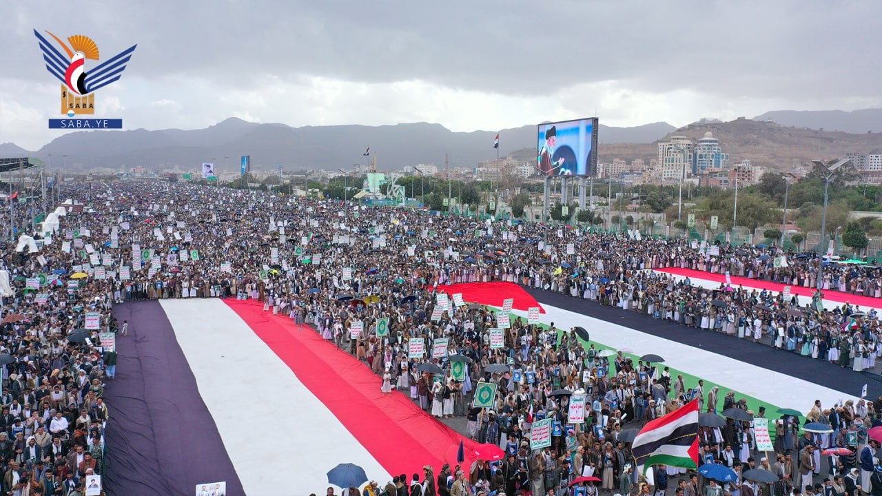 Una multitud multitudinaria se reunió en Sana'a para la manifestación "Con Irán y el Líbano, Conmemoramos el Día de la Distinción"