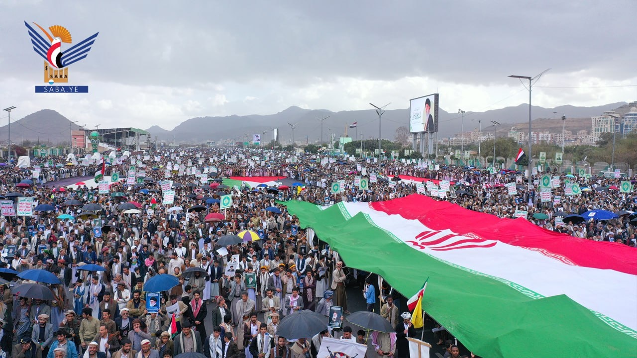 Una multitud multitudinaria se reunió en Sana'a para la manifestación "Con Irán y el Líbano, Conmemoramos el Día de la Distinción"