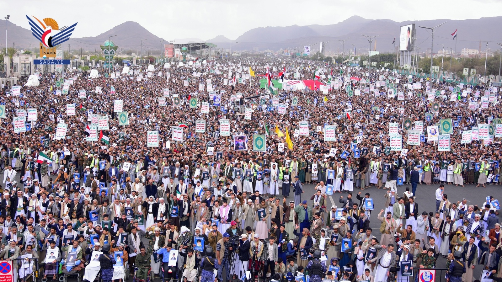 Una multitud multitudinaria se reunió en Sana'a para la manifestación "Con Irán y el Líbano, Conmemoramos el Día de la Distinción"